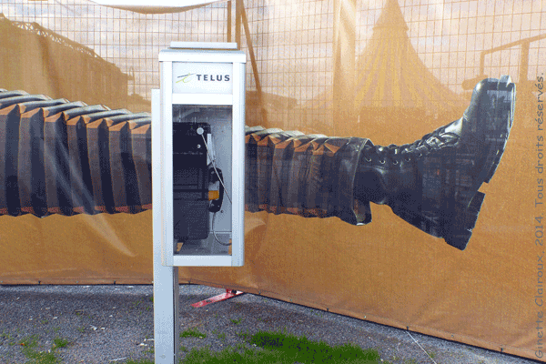 Clôture entourant les tentes du Cirque du Soleil. Spectacle KURIOS – Cabinet des curiosités dans le Vieux-Port de Montréal, Québec, Canada